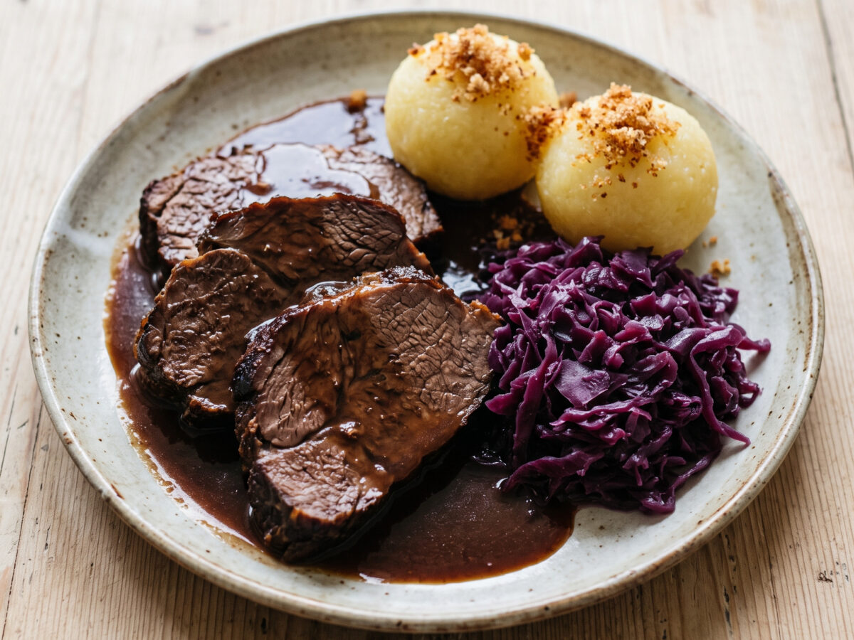 Rinderschmorbraten mit Rotkohl und Kartoffelklößen