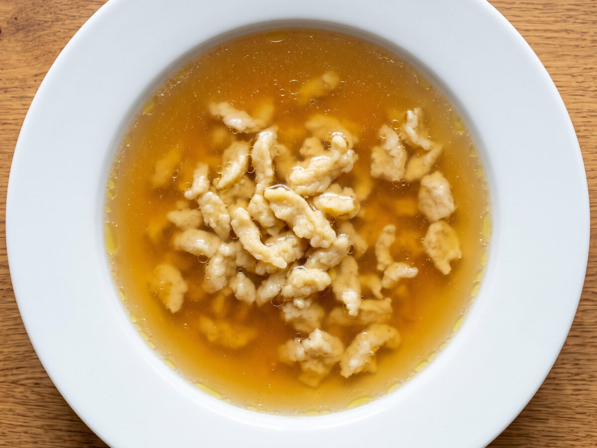 Rindfleischsuppe mit Riwwelcher