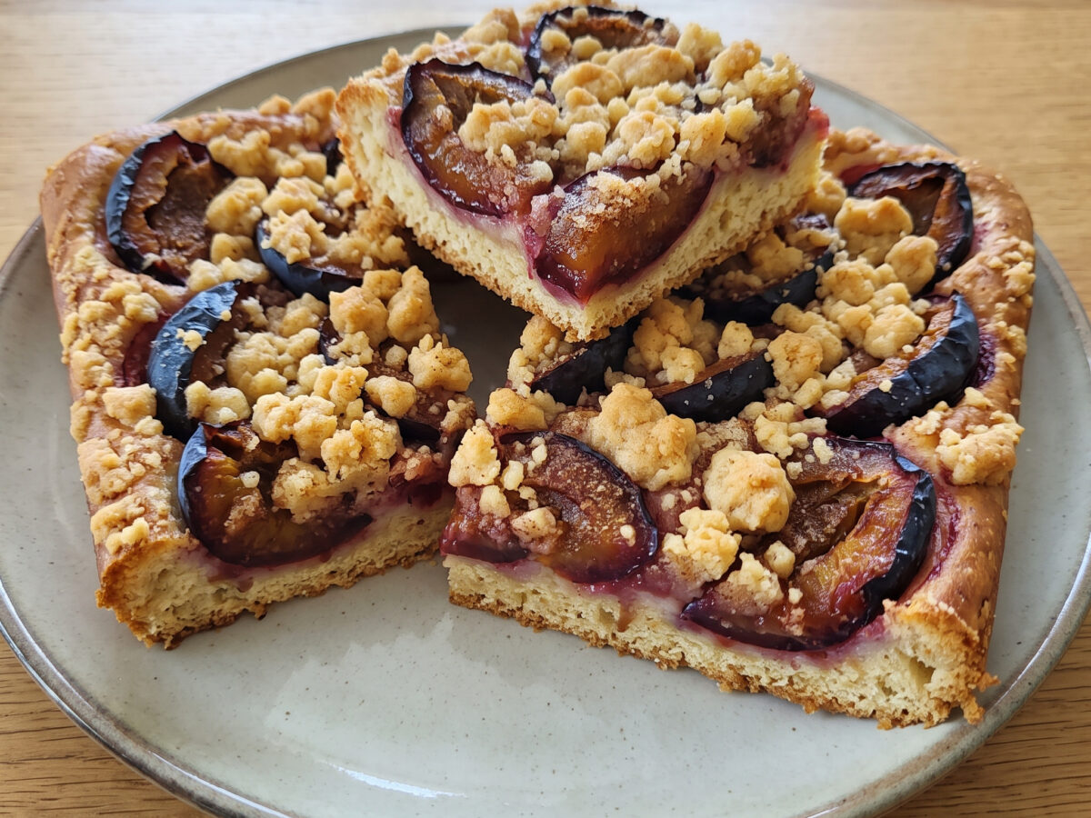 Saarländischer Blechkuchen | Quetschekuche mit Butterstreuseln | Saftige Quetschen auf luftigem Hefeteig mit knusprigen Butterstreuseln.