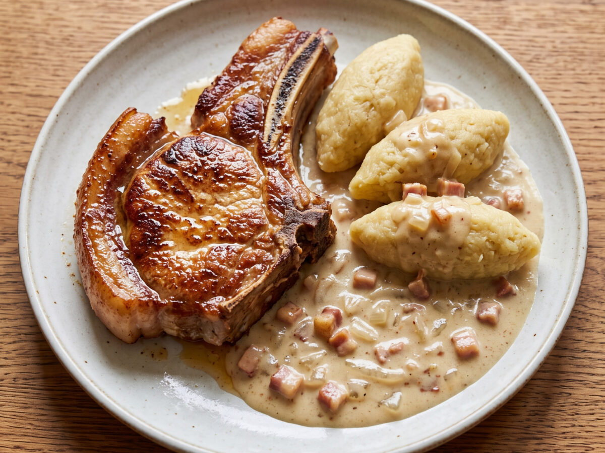 Saarländisches Schweinekotelett mit Hoorischen und Speckrahm