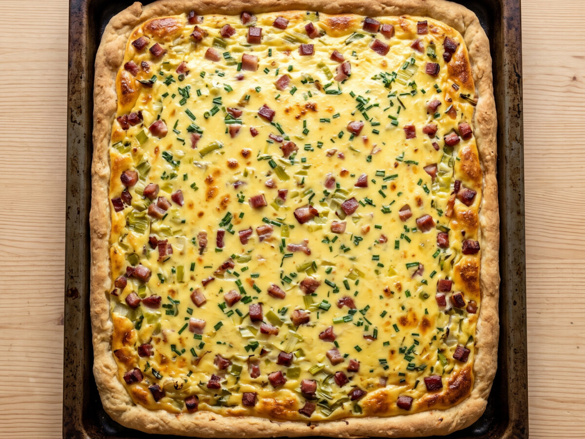 Sächsischer Kartoffelkuchen mit Speck und Lauchquark