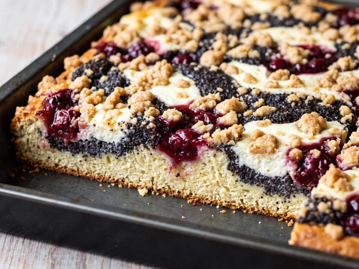 Sächsischer Kleckselkuchen mit Mohn, Quark und Kirsche