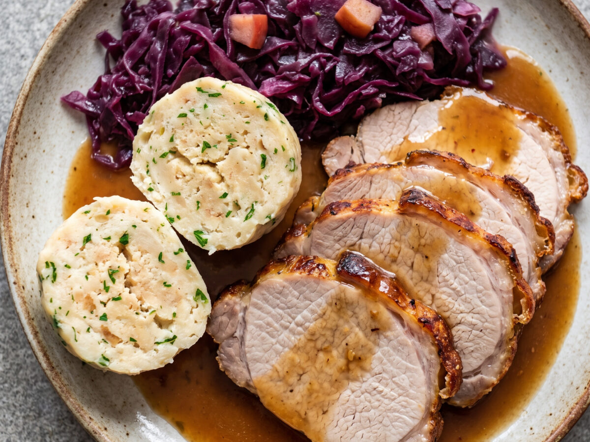 Sächsische Küche | Sächsischer Schweinebraten mit Knödeln und Rotkohl | Zart geschmortes Fleisch in würziger Soße mit Klößen und Rotkohl