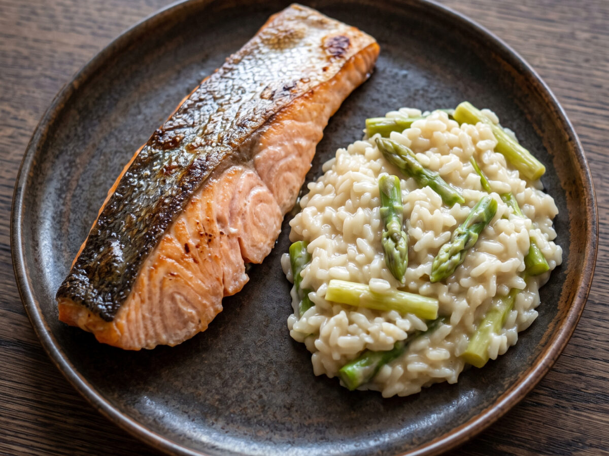 Saibling aus dem Ofen mit Spargelrisotto