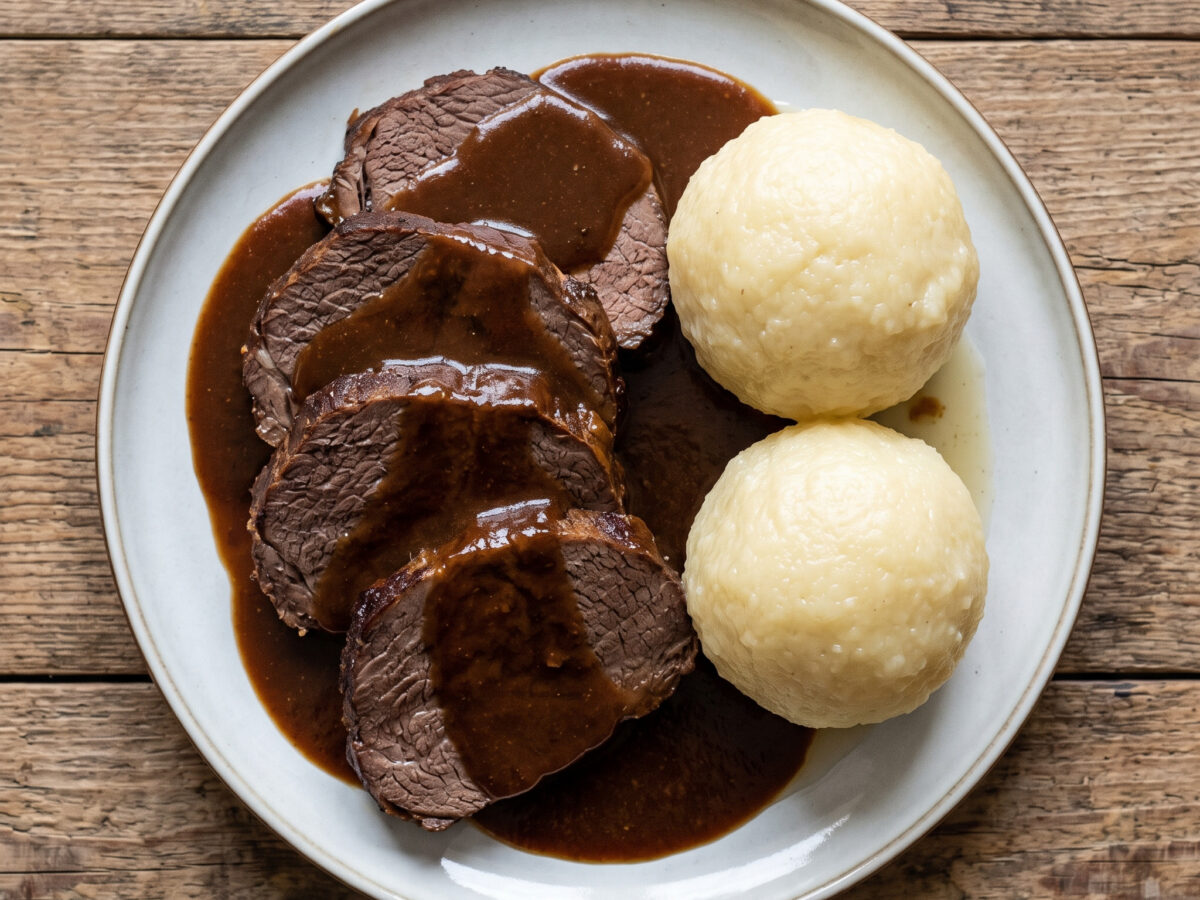 Sauerbraten mit Thüringer Klößen und Apfelrotkohl