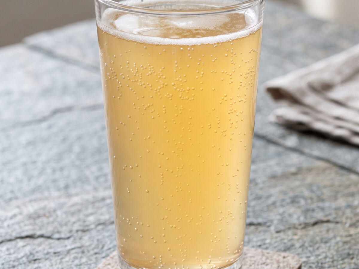 Traditionell aus Baden-Württemberg | Saure Mostschorle | Herb-frischer Apfelmost mit spritzigem Mineralwasser eisgekühlt serviert.