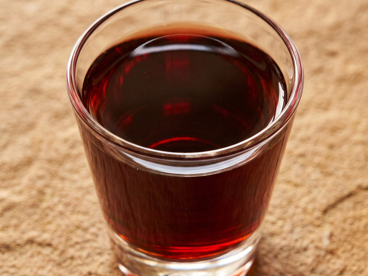 Schlehenlikör mit Rum und Zimt