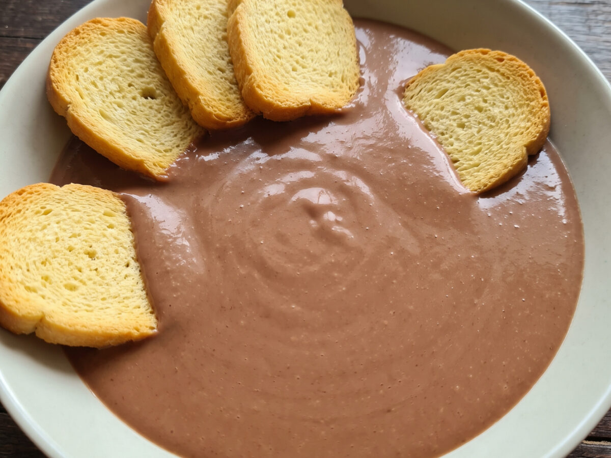Schokoladen-Puddingsuppe mit Zwieback