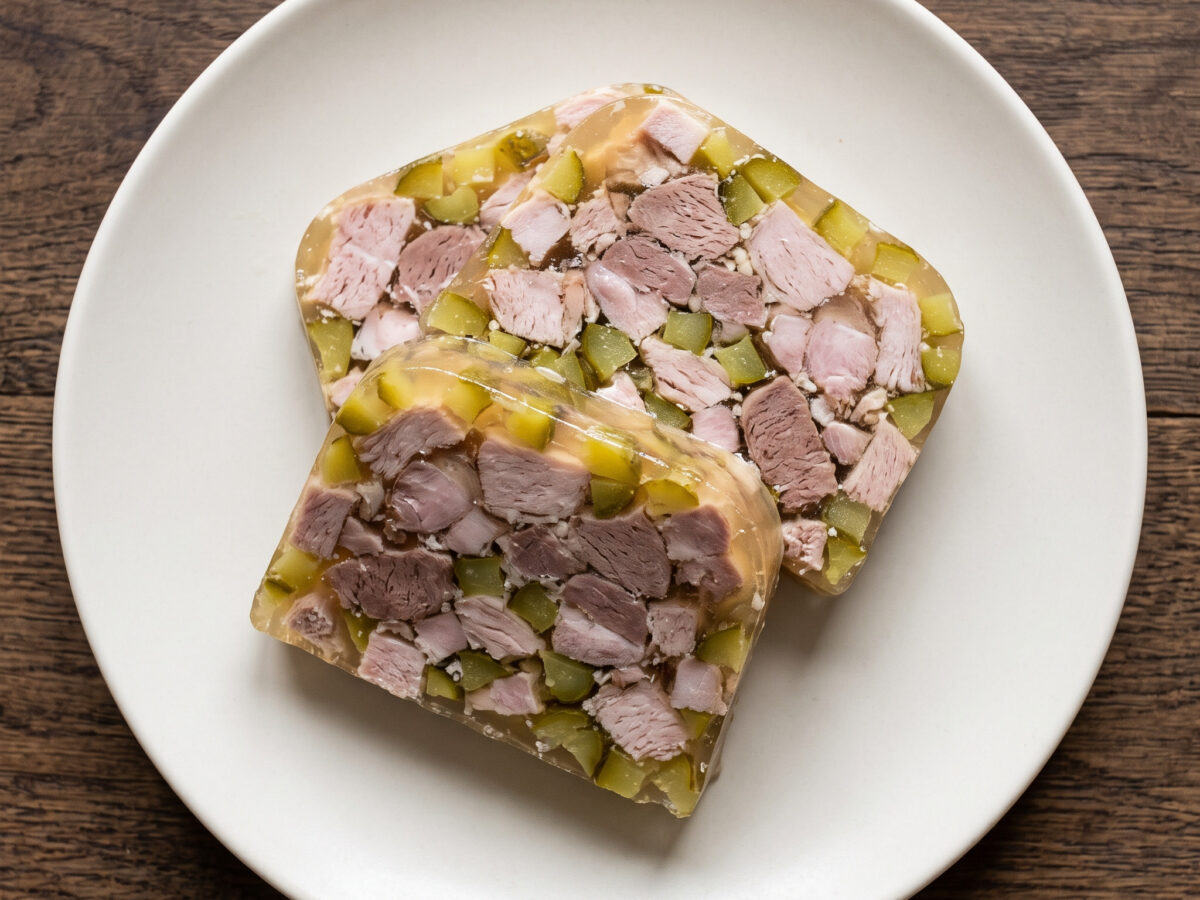Schweinefleischsülze mit Gewürzgurke