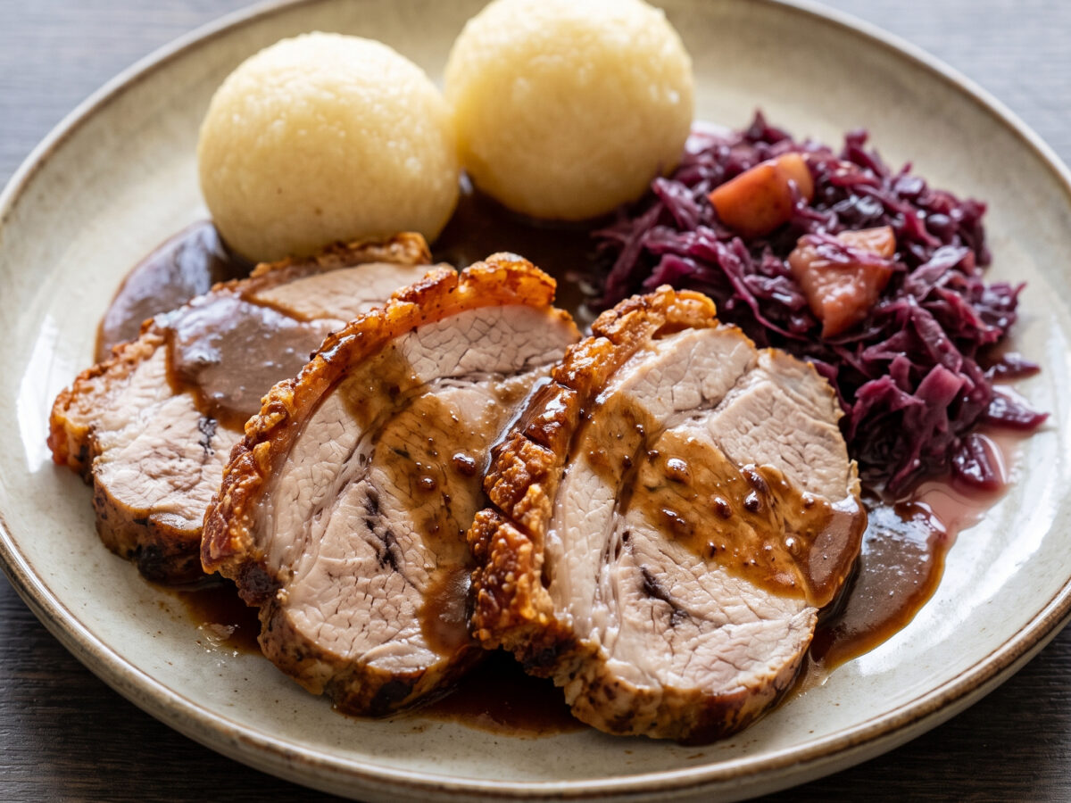 Schweinekrustenbraten mit Dunkelbiersoße