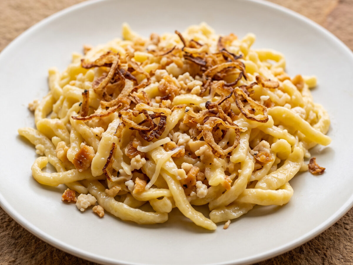 Spätzle mit Würchwitzer Milbenkäse und Röstzwiebeln