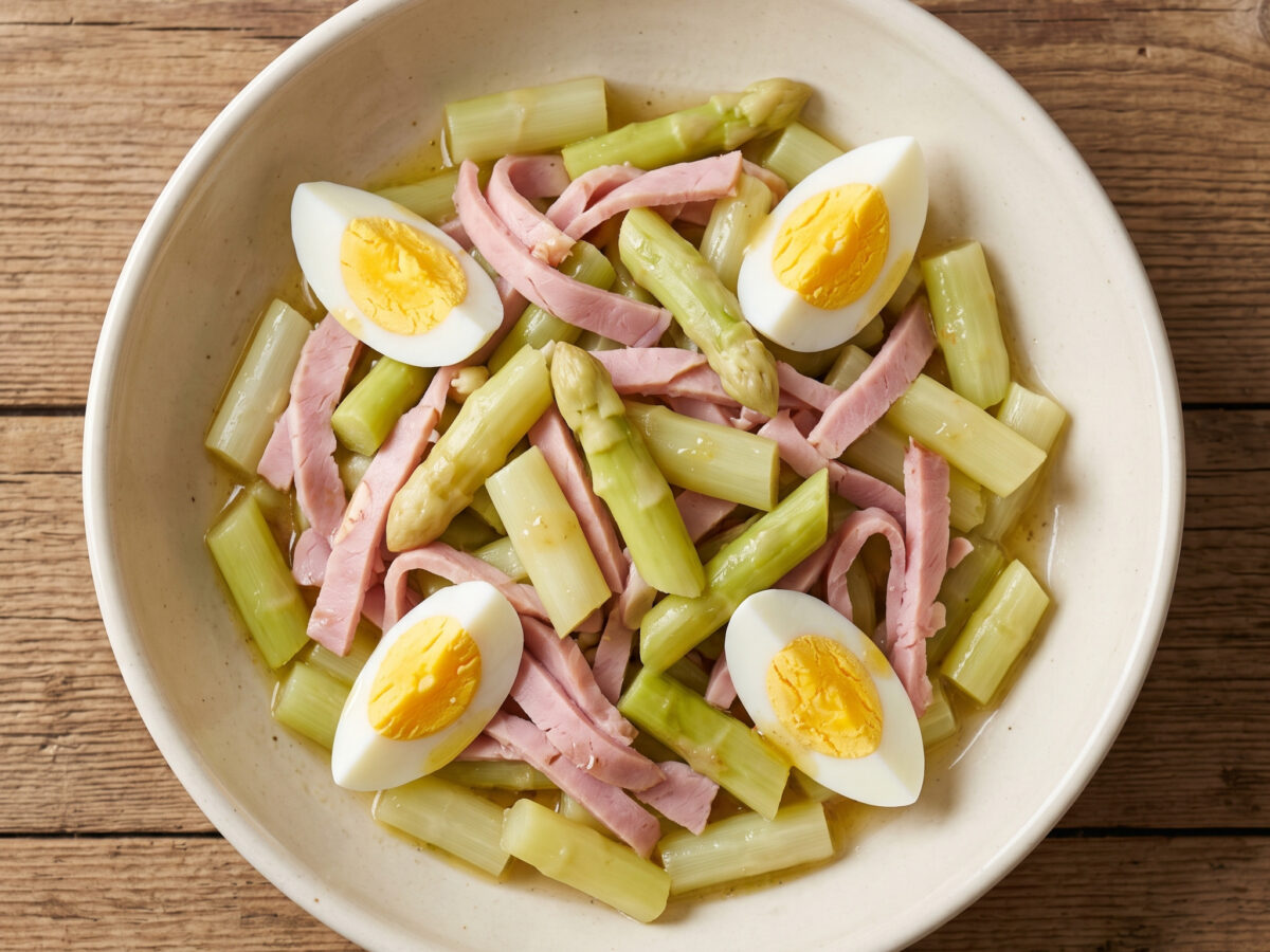 Spargelsalat mit Schinken und Ei