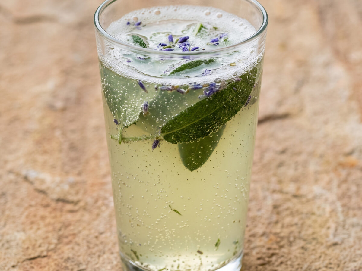 Thüringer Kräuterlimonade mit Lavendel und Salbei