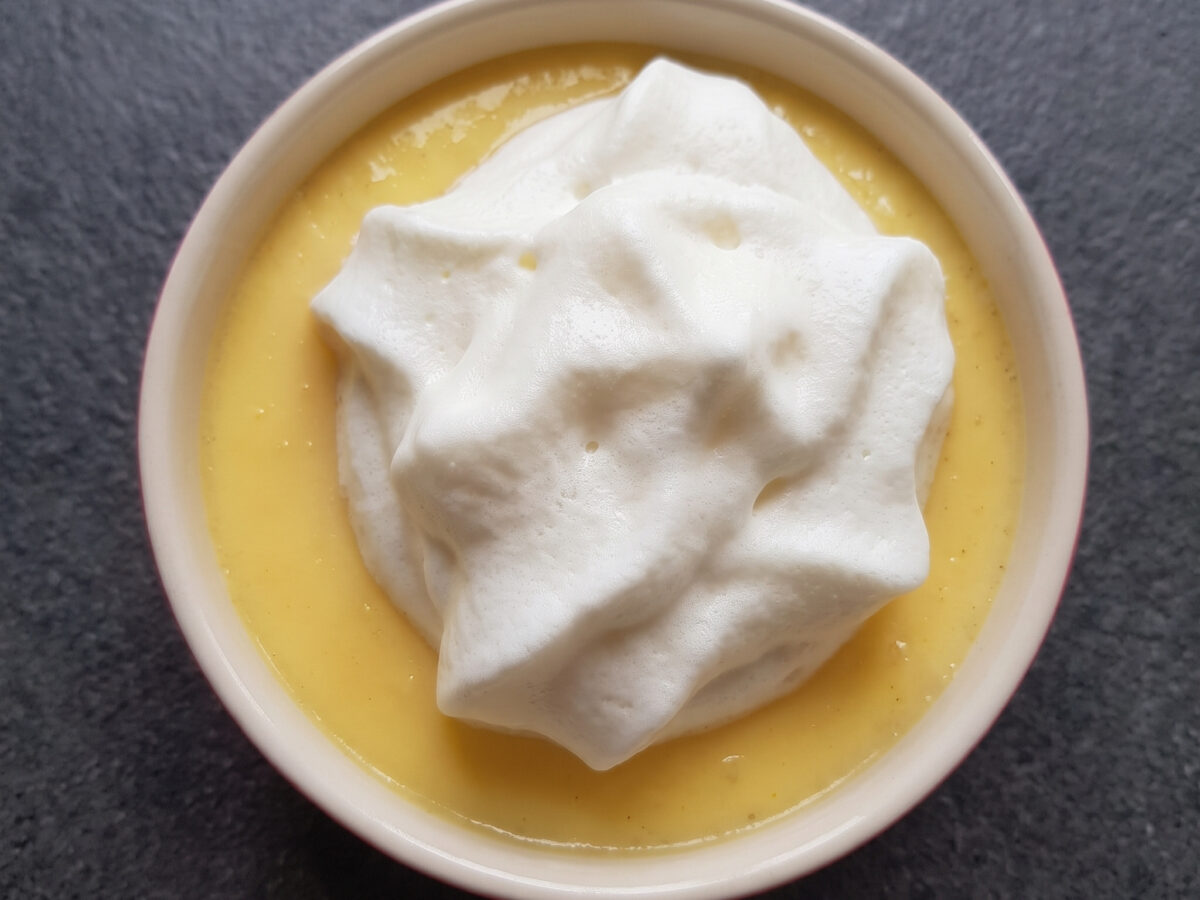 Niedersächsische Hofküche | Welfenspeise | Luftiger Vanillepudding mit schneeweißer Weinschaumcreme, warm serviert