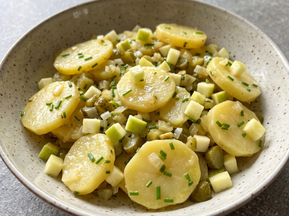 Warmer Kartoffelsalat | Wendischer Kartoffelsalat | Süß-säuerlich, fruchtig und herzhaft mit Äpfeln, Gurken und Gänseschmalz