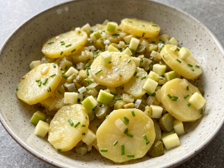 Warmer Kartoffelsalat | Wendischer Kartoffelsalat | Süß-säuerlich, fruchtig und herzhaft mit Äpfeln, Gurken und Gänseschmalz