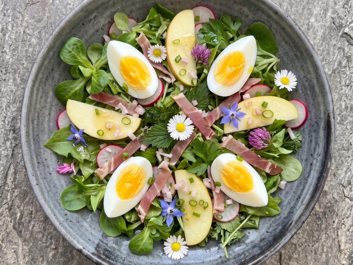 Niedersachsen · frischer Wildkräutersalat | Wildkräutersalat mit Harzer Bergwiesenkräutern | Herb-frische Kräuter, knackiger Feldsalat und feine Senf-Vinaigrette