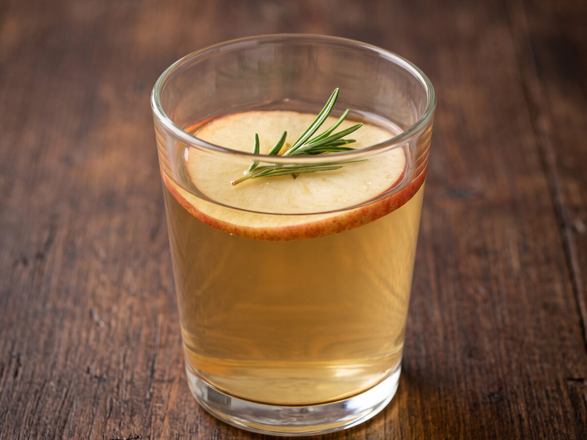 Württembergischer Rieslingpunsch mit Apfel und Rosmarin