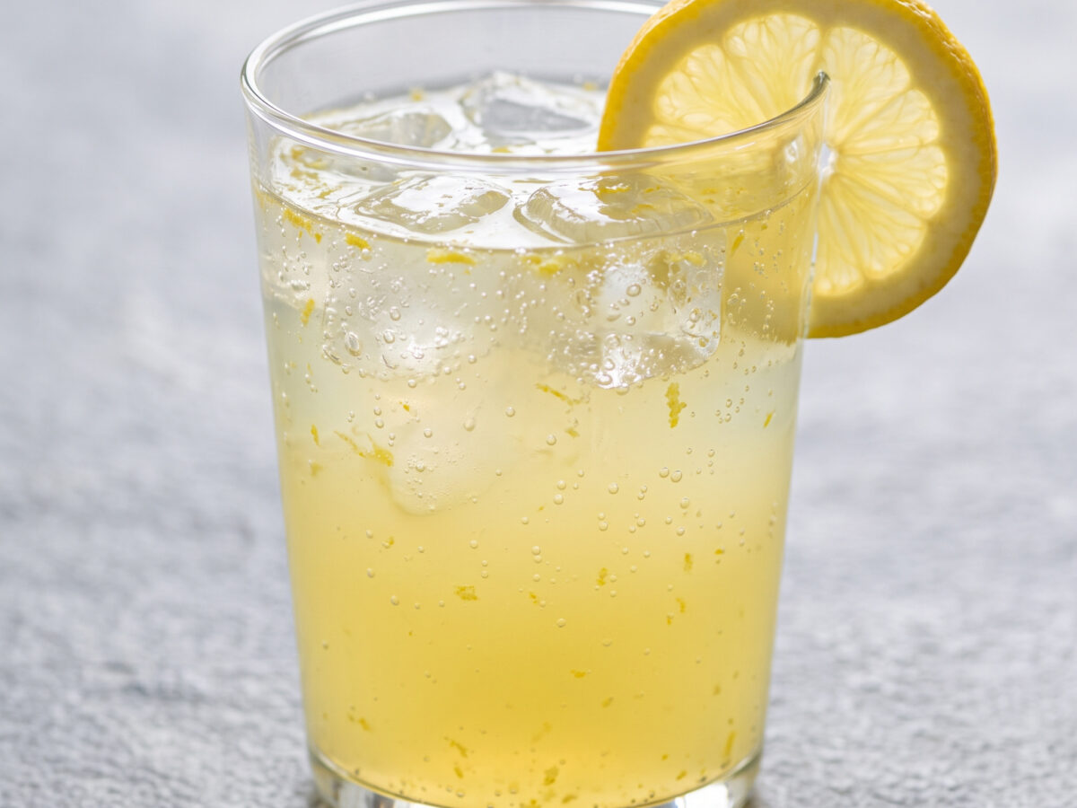 Zitronenlimonade mit Schalen-Sirup