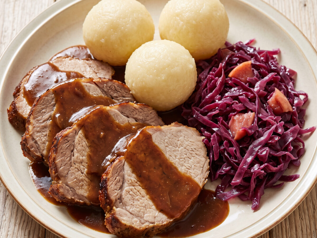 Zwiebel-Schweinebraten mit Rotkohl und Kartoffelklößen
